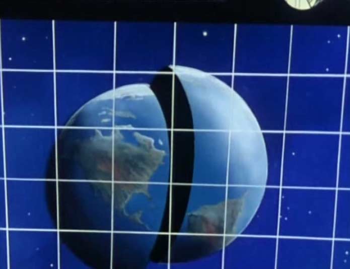 L'image de radar montre une terre coupée en deux. Cette erreur d'affichage vient du radar qui est faussé par un champ magnétique émis depuis la Terre.