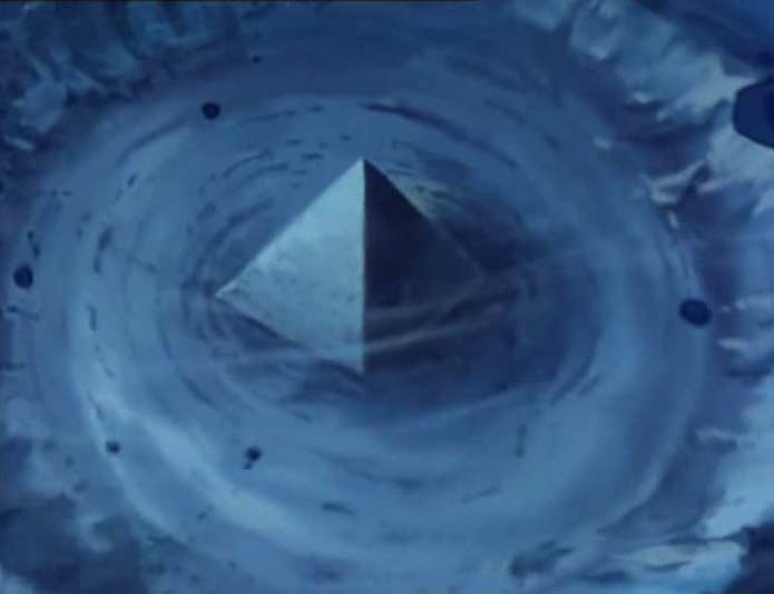 L'excava-bombe a mis-à-jour une pyramide sous-marine