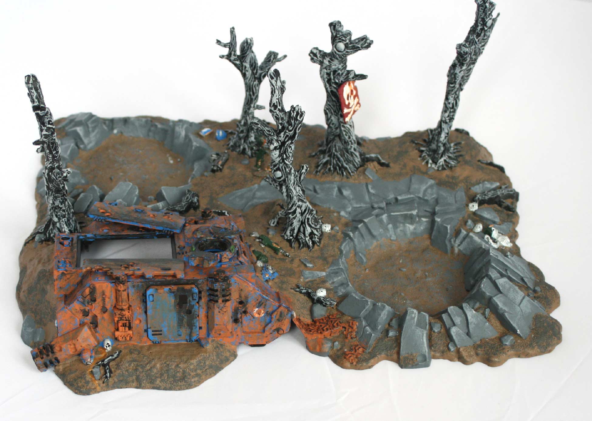 Epave de Rhino et débris de batailles (décor Warhammer 40.000)