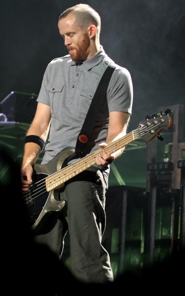 Dave Phoenix Farrel, bassiste de Linkin Park, crédit : Believer pour wikipedia