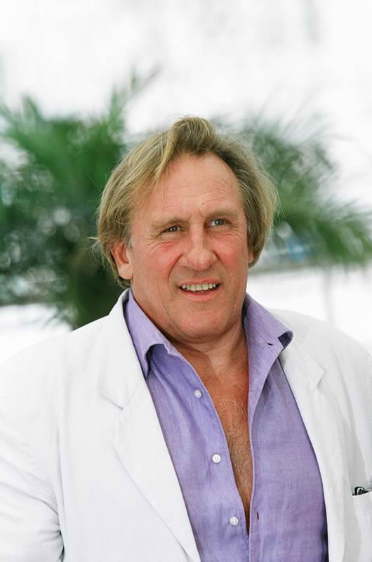 Gerard Depardieu en costume blanc