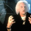 Maître Drill évoque fortement le personnage d’Emmett Brown de Retour vers le Futur