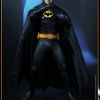 Image d'une pose de combat de la figurine de Batman (version de 1989, Tim Burton) par Hot Toys