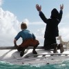 Tintin et Haddock sont attaqués sur un bateau retourné se font attaqués par un avion