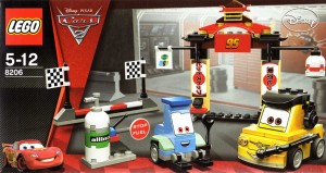 Lego 8206 - Guido et Luigi Tokyo Pit Stop (Cars 2)