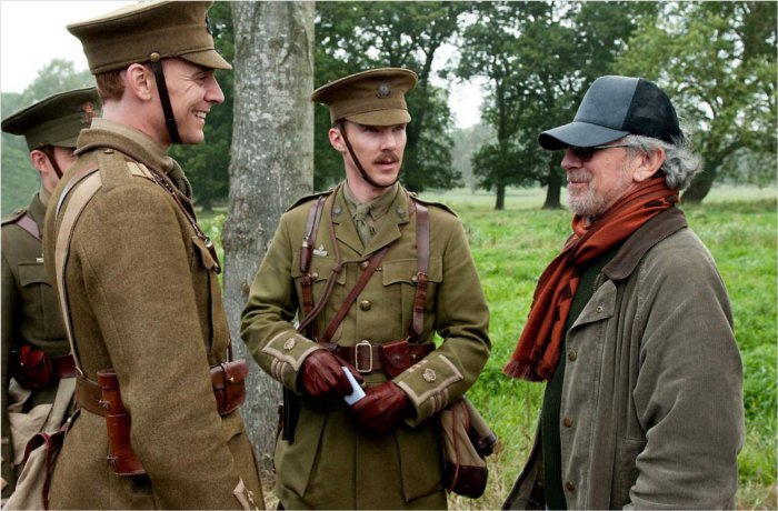Des soldats parlant avec Spielberg avant la séquence de la charge au début du film (tiré du film Cheval de Guerre de Steven Spielberg)