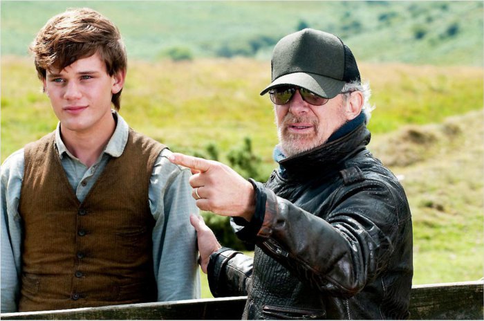 Steven Spielberg donne des indications à Jeremy Irvine au début du film (tiré du film Cheval de Guerre de Steven Spielberg)