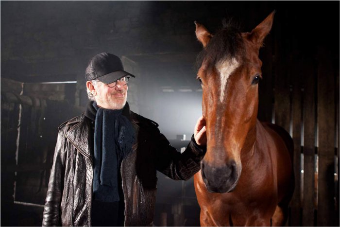 Steven et Joey dans l'écurie au début du film (tiré du film Cheval de Guerre de Steven Spielberg)