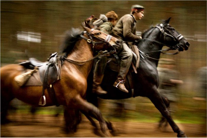 Les jeunes allemands fuient sur Joey pour éviter de se retrouver en première ligne (tiré du film Cheval de Guerre de Steven Spielberg)