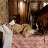 Image du segment français avec Joey et Emilie allongé dans un lit (tiré du film Cheval de Guerre de Steven Spielberg)