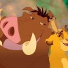 Pumbaa, Timon, Simba s'amusent ensembles dans le Roi Lion