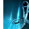 Arty a un costume qui fait référence au film Tron : L'héritage