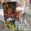 Vitrine avec des produits dérivés Go Nagai