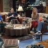 Le canapé dans Big Bang Theory avec Sheldon, Penny et Leonard