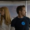 Tony Stark et Miss Potts regardent dans des directions différentes