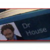 Vangelis lit un livre dont l’auteur n’est autre que Docteur House