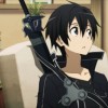 Kirito assis dans la maison d'Asuna avec son épée dans le dos. Aie les lombaires