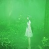 Yui dans les bois ressemble à un fantôme à cause de la luminosité de la zone