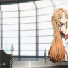 Asuna assise sur la table du bureau du conseil des knights of the blood