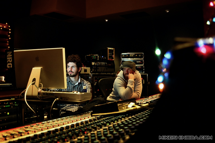 Photo du blog de Mike Shinoda du groupe Linkin Park travaillant en studio