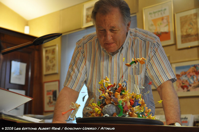 Uderzo regardant le résultat de la maquette d'Attakus pour les 50 ans d'Astérix