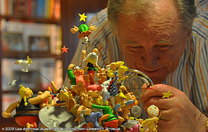 Uderzo regardant le résultat de la maquette d'Attakus pour les 50 ans d'Astérix