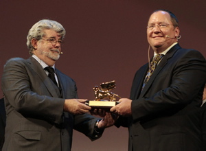 George Lucas remet un Lion d'Or à John Lasseter, droits réservés