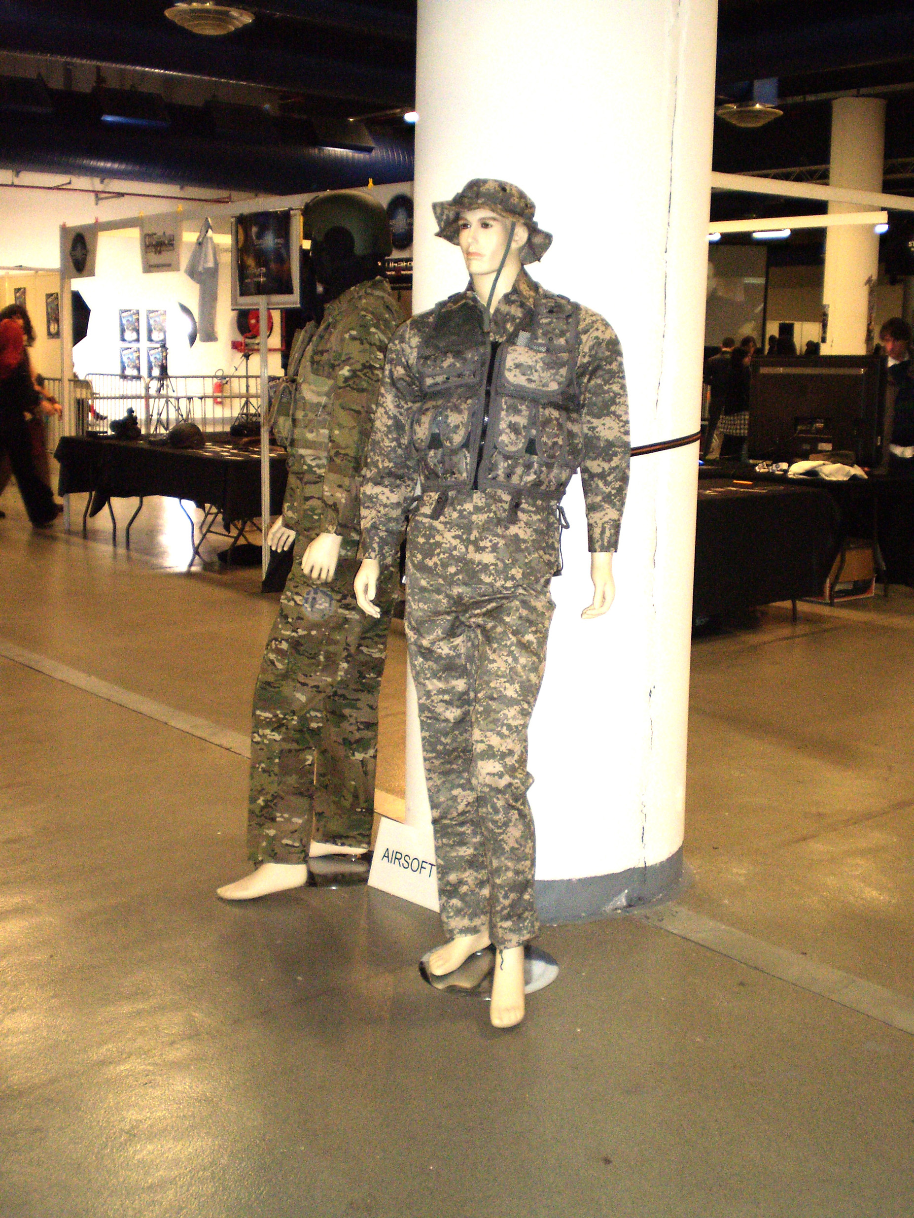 Achetez des répliques d'uniformes des forces armées américaines.