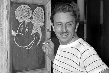 Walt Disney dessinant Mickey