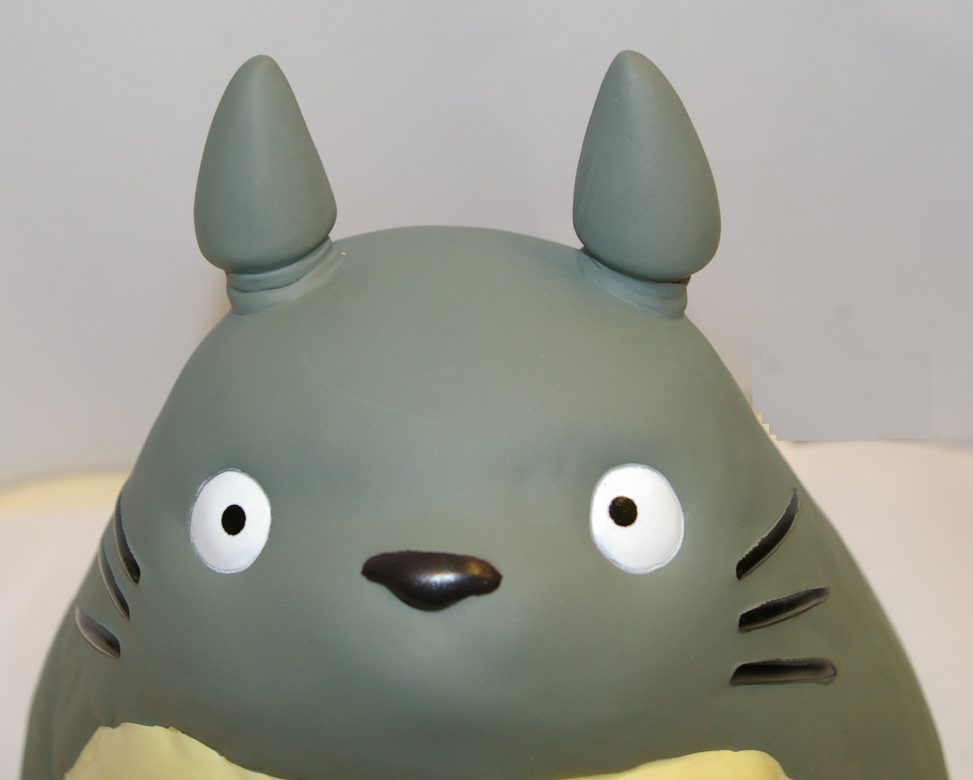 Gros plan sur la tête de la tirelire Totoro