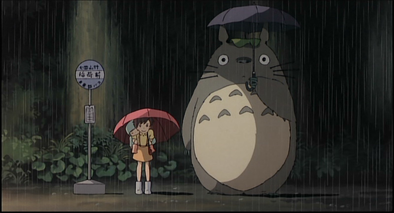 Satsuki, Mei et Totoro à l'arrêt d'autobus