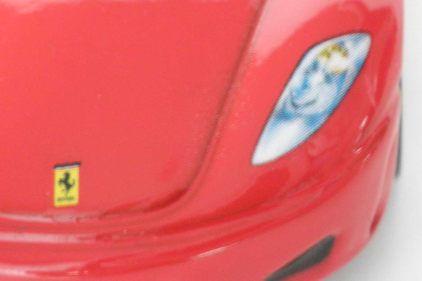 le logo Ferrari du capot est de travers.