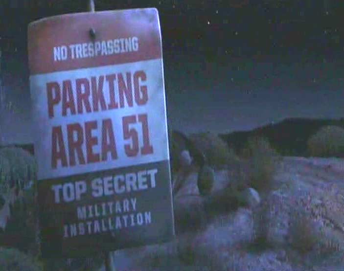 Marteau est emmené dans le laboratoire secret du Parking de la Zone 51 (Cars Toon - Pixar)