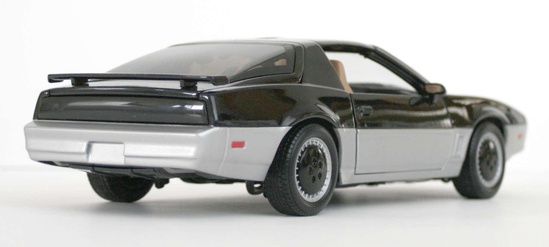 ERTL : K.A.R.R. (K2000) Knight Rider - ech 1/18 (2005)