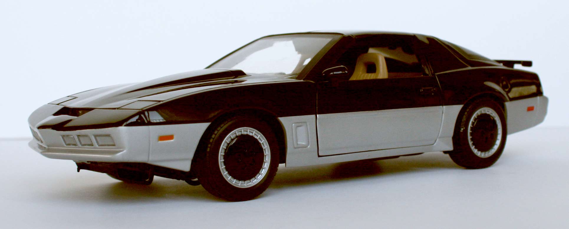 ERTL : K.A.R.R. (K2000) Knight Rider - ech 1/18 (2005)