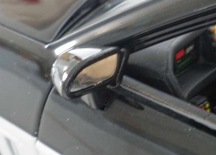 Le rétroviseur a un autocollant métallique pour signifier le miroir.