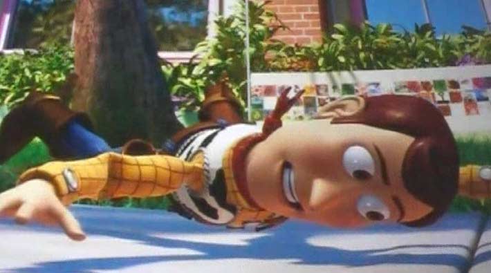 Woody pendu par un fils à quelques centimètres du sol est une allusion à Mission Impossible