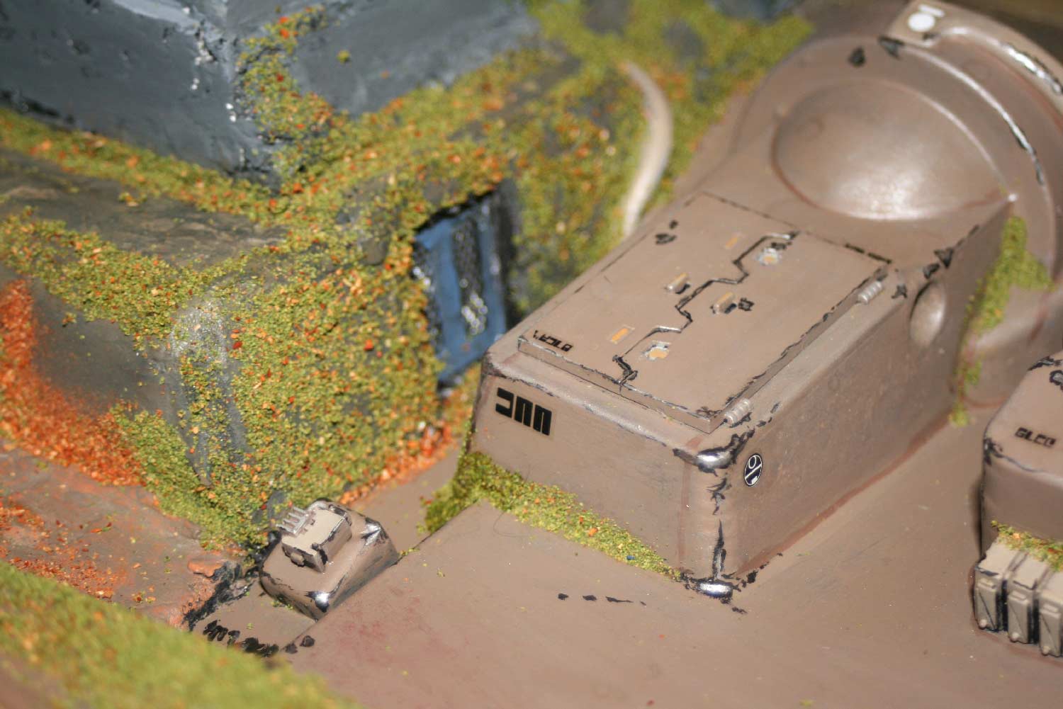 le packaging de la souris sans fil a été complété par des rabios de tank Prédator pour ajouter des détails qui crédibilisent le décor (Décor Warhammer)