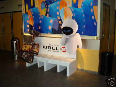 Présentoir publicitaire Wall-E qui fait banc pour s'assoir.taille 1,70 m destiné aux cinéma
