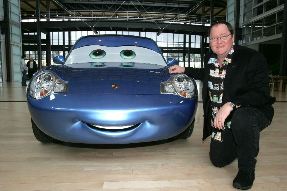 John Lasseter et le personnage de Sally issue du film Cars de Pixar sur lequel il fut réalisateur en 2006